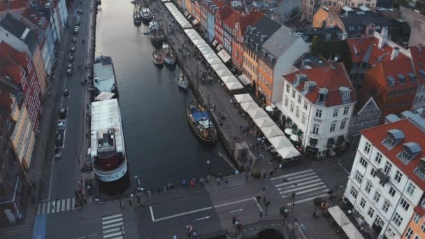 Pier Nyhavn famoso com edifícios coloridos e barcos em Copenhague, Dinamarca. — Vídeo de Stock