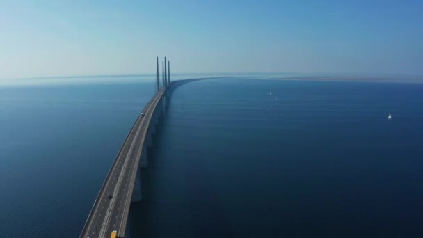 Panoramiczny widok z lotu ptaka na Most Oresund nad Morzem Bałtyckim — Wideo stockowe