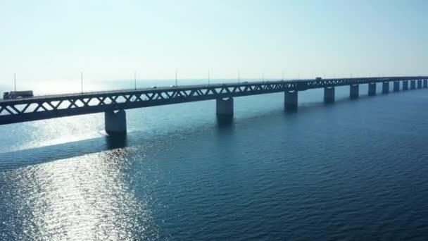 Panoramische luchtfoto van de Oresund-brug over de Oostzee — Stockvideo