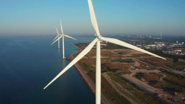Vue aérienne des éoliennes. Production d'énergie écologique verte. — Video