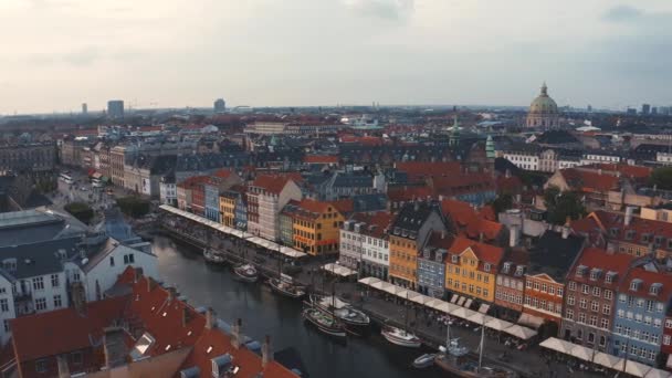Знаменитый пирс Nyhavn с красочными зданиями и лодками в Копенгагене, Дания. — стоковое видео