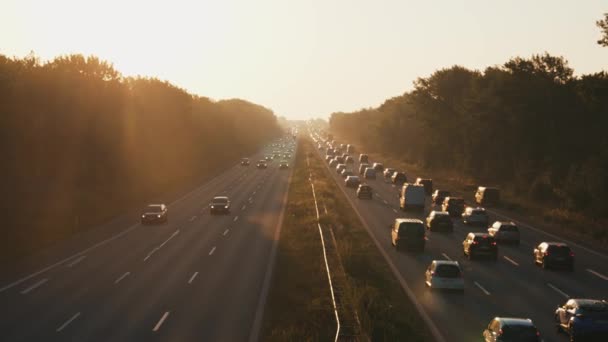 Movimiento de la autopista en la madrugada al amanecer en la niebla — Vídeos de Stock