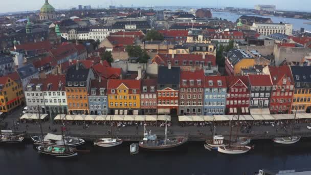 Berühmte Seebrücke Nyhavn mit bunten Gebäuden und Booten in Kopenhagen, Dänemark. — Stockvideo