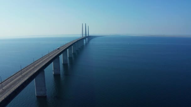 Πανοραμική εναέρια θέα της γέφυρας Όρεσουντ πάνω από τη Βαλτική θάλασσα — Αρχείο Βίντεο