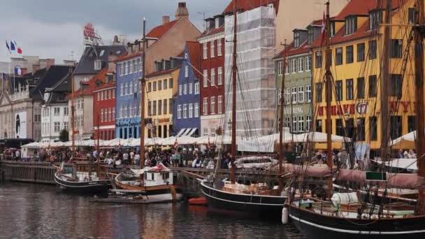 Pier Nyhavn famoso com edifícios coloridos e barcos em Copenhague, Dinamarca. — Vídeo de Stock