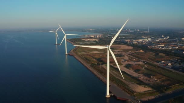 Vista aérea das turbinas eólicas. Geração de energia ecológica verde. — Vídeo de Stock