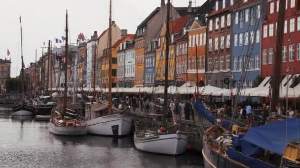 Beroemde Nyhavn pier met kleurrijke gebouwen en boten in Kopenhagen, Denemarken. — Stockvideo