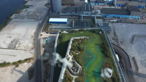 Waste-to-Energy-Kraftwerk in Kopenhagen mit Skigebiet auf dem Dach — Stockvideo