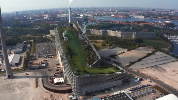 Central eléctrica de residuos a energía en Copenhague con la zona de esquí en el techo — Vídeo de stock