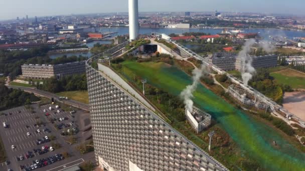 Energie-waste-to-energy-centrale in Kopenhagen met het skigebied op het dak — Stockvideo