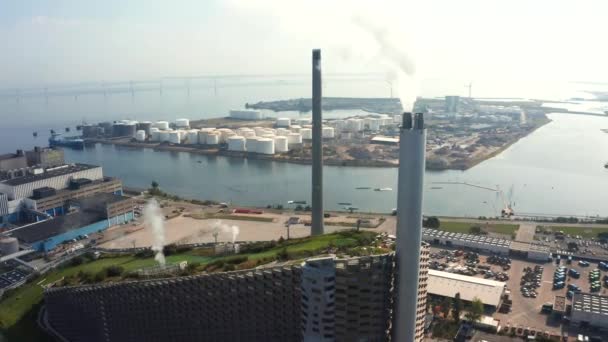 Energie-waste-to-energy-centrale in Kopenhagen met het skigebied op het dak — Stockvideo