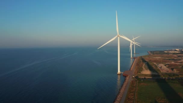 Vista aérea de los aerogeneradores. Producción ecológica ecológica de energía. — Vídeo de stock