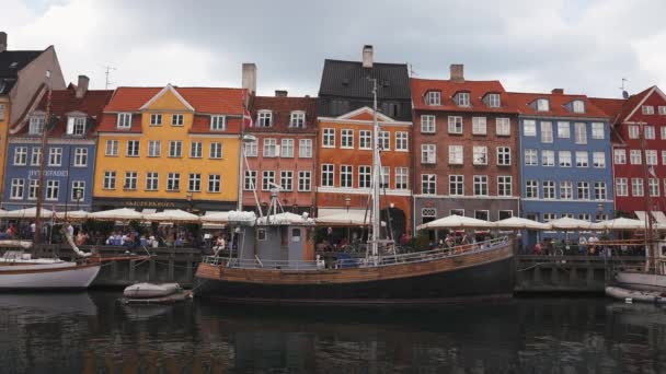 Pier Nyhavn famoso com edifícios coloridos e barcos em Copenhague, Dinamarca. — Vídeo de Stock