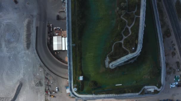 Waste-to-Energy-Kraftwerk in Kopenhagen mit Skigebiet auf dem Dach — Stockvideo