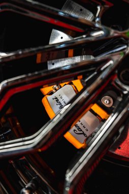Lamborghini Urus tekerleğinin ayrıntılı görüntüsü turuncu fren ayarlayıcıları Lamborghini logosu ve karbon seramik metin, sergilenen zanaatkarlık.