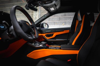 Lamborghini Urus 'un içi parlak turuncu aksanlı koltuklar, gösterge paneli ve kapılar, parlak siyah yüzeyler ve yüksek teknoloji kontrolleriyle donatılmıştır..