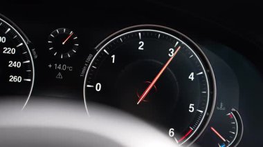 Lamborghini Urus 'un durgun görüntüsü takometreyi 1,000 devirde, sıcaklığı 14.0degC' de ve odak noktasında bir uyarı sembolü olarak gösteriyor..