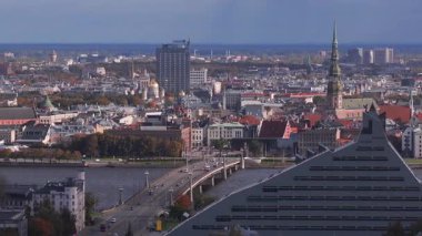 Riga, Letonya havadan bakıldığında Daugava Nehri, yoğun bir köprü, Ulusal Kütüphane, St. Peter Kulesi, Riga Katedrali, İsa 'nın Doğumu Katedrali ve Radisson Kulesi görülüyor..