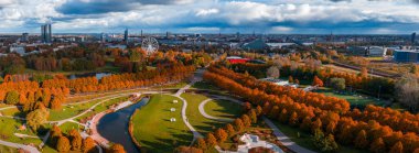 Riga, Letonya 'nın hava görüntülerinde Uzvaras Parkı yolları, göletler ve kumlu körfez Daugava' daki Ulusal Kütüphane, dönme dolap ve aydınlık kilise kuleleri görülüyor..