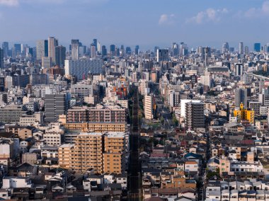 Osaka, Japonya 'nın hava manzarası, Osaka Kalesi' nin zeminini, demiryolu hatlarını, alçak bölgeleri ve yoğun kentsel enerji taşıyan açık yumuşak gün ışığında yüksek binaları gösteriyor..