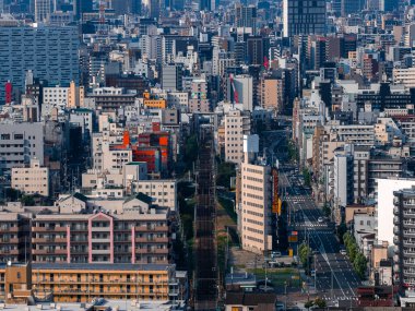 Japonya 'nın orta Osaka kentinin gündüz görüşü, demiryolu rayları, atardamar yolları, yoğun apartman ve ofis kuleleri, yoğun şehir merkezinde yüksek bir görüş alanından görülüyor.