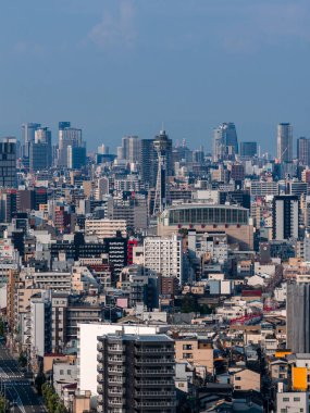 Japonya 'nın Osaka kentinin havadan görünüşü Tsutenkaku Kulesi' ni, orta ve yüksek binaları, demiryollarını ve açık ışık altında küçük evleri, şehir merkezindeki uzun görüş hatlarını gösteriyor..