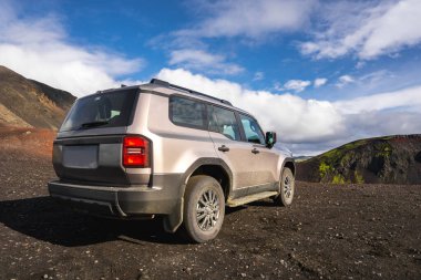 İzlanda, Landmannalaugar yakınlarındaki yosunlu lav tepelerinin arasına çamur saçıldı. Gün ışığı, yüksek karşıtlık, geniş görüş, uzak ufuklara bakan araç..