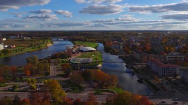 Jelgava, Letonya 'nın havadan görünüşü Lielupe Nehri' ni, kemerli pavyon çatıları ve yaya köprüsü, Jelgava Kalesi bölgesi ve sonbahar renkleri ile gezinti alanı gibi adaları gösteriyor..