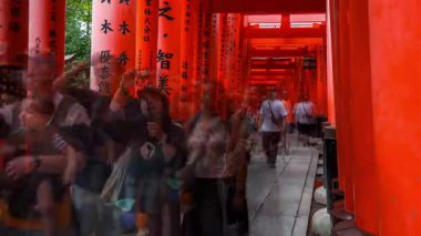 Kırmızı Torii kapılarının zamanı, Japonya 'daki Kyoto' daki Fushimi Inari Taisha Tapınağı, bu resimdeki Çince karakter - ithaf -.