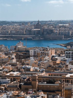 Yüksek açılı panoramik manzara Sliema, Malta 'yı kireçtaşı binalar, Marsamxett Limanı ve Valletta' yı gösteriyor..