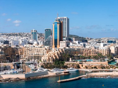 Sliema ve St. Julians 'ın gündüz görüntüsü, Malta, Portomaso Marina, yatlar, dalgalar ve modern yüksek binaların yanında Portomaso İş Kulesi.