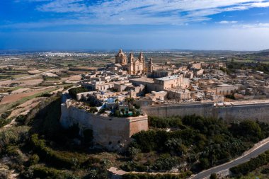 Mdina, Malta 'nın hava günışığı manzarası bal rengi duvarlar, St. Pauls Katedrali ve ikiz kuleler, sokaklar gibi labirentler, kırsal alanlar ve uzak kıyı şeridi gösteriyor..