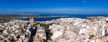 Mellieha, Malta 'nın havadan görünüşü, kireçtaşı binalar, Mellieha Körfezi' ndeki Meryem Ana Sığınağı ve açık gün ışığı altında Comino ve Gozo 'yu gösteriyor..