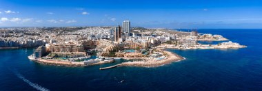 Sliema ve St. Julians 'ın gündüz görüntüsü, Malta, Pordomates İş Kulesi, kayalık lidolar, marinalar ve Spinola ve Balluta körfezleri boyunca bir kavisli gezinti alanı.