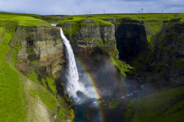 Havadan bakıldığında Haifoss 'un İzlanda, Thjorsardalur' daki üste gökkuşağı ile bazalt kanyona düştüğü görülüyor. Yumuşak gün ışığı ve bulutlar sahneye dram katıyor.