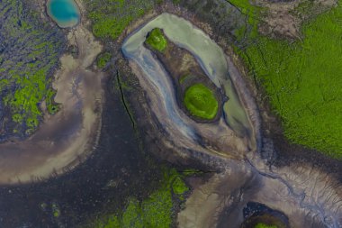 Gün ışığı krateri, ryolit ve lav ile göz şeklinde krater, iki parlak yosun yığını, örülmüş kül ve İzlanda 'da turkuaz bir buzul göleti gösteriyor..