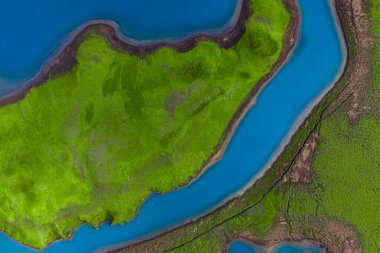 Havadan bakıldığında turkuaz buzul sularıyla çevrili bir yosun adası ve İzlanda 'nın dağlık kesimlerinde, Landmannalaugar yakınlarında kıtır gün ışığı altında karanlık volkanik kumlarla çevrili bir ada görülüyor..