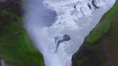 Altın Çember 'deki Hvita nehri üzerindeki Gullfoss' un yüksek açılı hava manzarası. Beyaz su sarp bir kanyona dökülüyor. Sis, gökkuşağı ve yoğun görüş yolları..