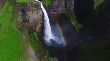 Havadan bakıldığında Haifoss 'un İzlanda' da dar bir kanyona düştüğünü, sisli, yosunlu uçurumlarda, yaz yeşilliklerinde ve derin gölgelerde gökkuşağı olduğunu görüyoruz..