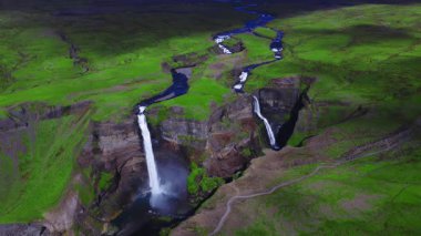 Havadan bakıldığında Haifoss ve Granni 'nin İzlanda' nın Thjorsardalur kentinde bir bazalt kanyona düştüğünü görüyoruz. Nehir, yaz yeşillikleri, sis ve katmanlı volkanik kayalar..
