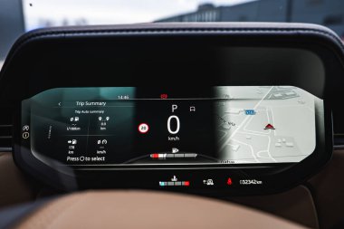 Dijital bir cihaz kümesi, Park 'ta 0 kmh, Letonya' da V16 ve Maza iela ile 3 boyutlu bir harita, 1446 'da 8 C, 32342 km kilometre ve durum simgeleri gösteriyor.