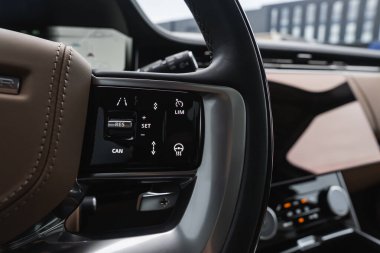 İç kısımlarda kahverengi deri tekerlekler var. Üzerinde RES seti, Can, LIM ve şerit simgeleri var. Metal döner topuzlar ve ahşap süsler iyi aydınlatılmış bir servis hangarında ya da galeride durur..