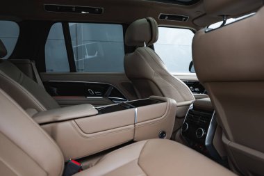 Bronzlaşmış deri koltuklar geniş kolluklar, parlak süslemeler ve özel bir Range Rover otobiyografisi aracında arka iklim kontrolleri, hafif ışıklandırma bile dikişleri ve metal aksanları aydınlatıyor..