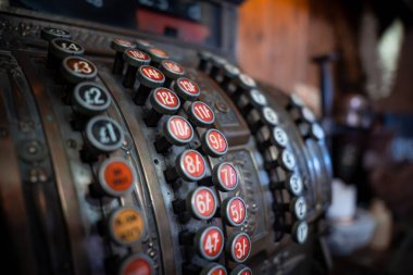 Kapalı metal tuşlar pound, şilin ve peni için yuvarlak metal göstermektedir kabartmalı pirinç kayıt, sıcak düşük ışık.