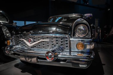 Sovyet döneminden kalma bir GAZ Chaika otomobil müzesinin ön ucu, V şeklinde ızgara rozeti, torpido tampon yükleyicileri, çift yuvarlak farlar, parlak siyah boya..