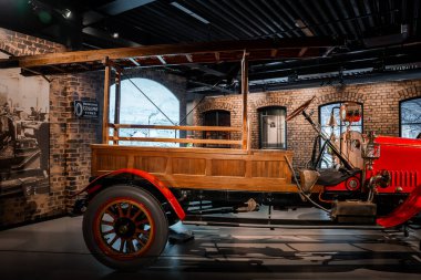 20. yüzyılın başlarında ahşap panelleri ve merdiven iskeleti olan kırmızı bir itfaiye aracı müzede duruyor. Tuğla duvarlar, kemerli pencereler, pirinç tesisatı, bozuk tekerlekler ve galeri ışıklandırması var..