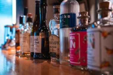 Nikka ile Tokyo 'da bir bar tezgahının kapatılması ve el işi cin şişeleri, renkli etiketler ve çeşitli şekiller Shibuya veya Ginza' da gece hayatı ve şehir kültürünü akla getiriyor.