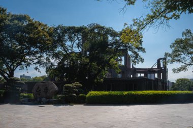 Hiroşima Barış Anıtı Kubbesi, Japonya 'daki Hiroşima Barış Anıt Parkı' nda, 1945 tarihinin onuruna, ziyaretçiler gün ışığında harabelere yaklaşırken bir taş kalenin arkasında yükseliyor..