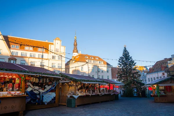Estonya 'daki Tallinn Town Hall Square' i bir Noel pazarı doldurur. Tezgahlar el sanatları satar, uzun bir ağaç merkezde durur ve alçak altın ışık bir kış öğleden sonrasını önerir..