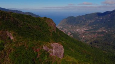 Portekiz, Madeira üzerinde hava aracı tepkisi sarp kayalıklar, defne ormanları, küçük köyleri olan geniş bir vadi ve parlak gün ışığında Atlantik 'i gösteriyor..